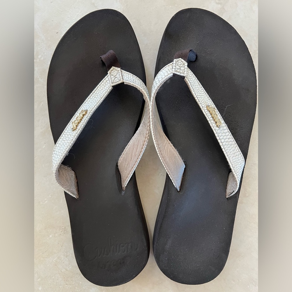 Reef size 9 white cushion sandals